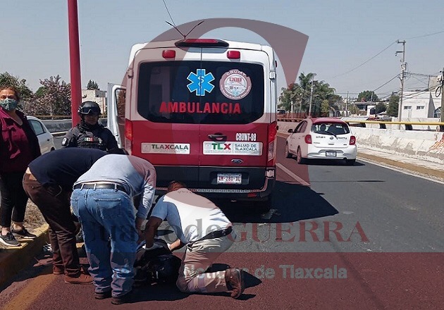 Menor de edad cae de su moto en la Puebla-Tlaxcala; lo auxilia Policía de Papalotla